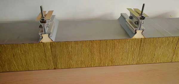 04-abrazaderas en el techo-paneles s&aacute;ndwich