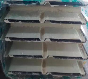 Corte del extremo del techo del panel de s&aacute;ndwiches